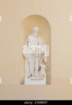 Eine detaillierte Marmorstatue des Heiligen Lukas an der Wand der Kathedrale, Bildhauer Tommaso Righi, 1754-1768. Vilnius, Litauen Stockfoto