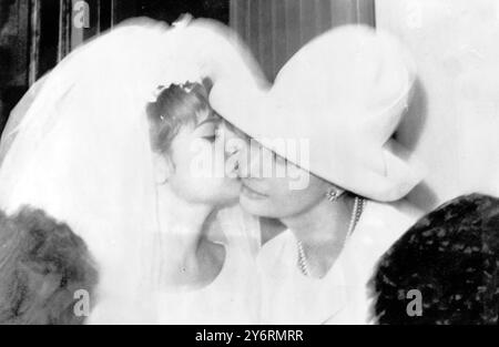 SCHAUSPIELERIN SOPHIA LOREN KÜSST SCHWESTER MARIA AUF IHRER HOCHZEIT / 3. MÄRZ 1962 Stockfoto