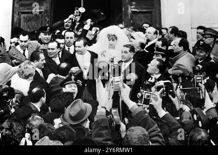 3. MÄRZ 1962 ROMANO MUSSOLINI, SOHN DES EHEMALIGEN DIKTATORS BENITO MUSSOLINI, HEIRATET MARIA SCICOLONE, DIE SCHWESTER VON FILMSTAR SOPHIA LOREN. DIE KIRCHE ST. ANTHONY, PREDAPPIO, ITALIEN. Stockfoto