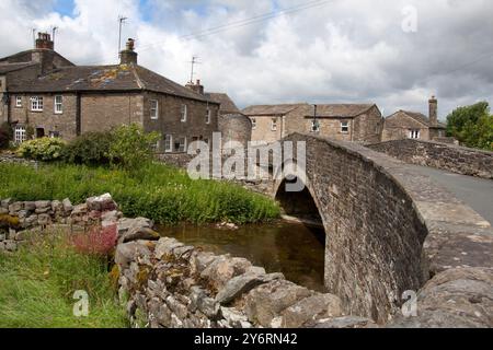 Gayle Beck und Stone Bridge, Nr Hawes, Wensleydale, Yorkshire Dales, England Stockfoto