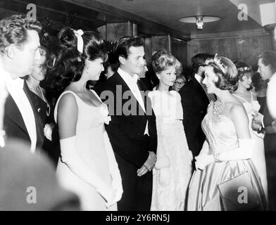 QUEEN ELIZABETH II. UND PAT BOONE UNTERHALTEN SICH AM 27. FEBRUAR 1962 IN LONDON Stockfoto