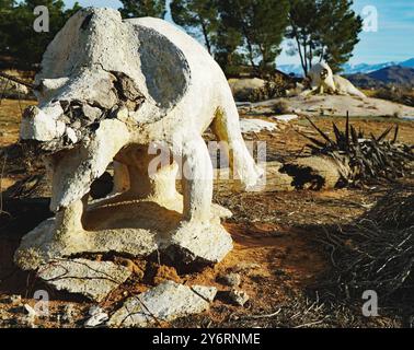 Die verlassenen Dinosaurierruinen aus Beton im Apple Valley, Kalifornien, sind ein faszinierender und unheimlicher Anblick. Diese Dinosaurier wurden in den 1970er Jahren von Lonnie Coffman für einen Minigolfplatz geschaffen, der nie fertiggestellt wurde. Stockfoto