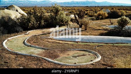 Die verlassenen Dinosaurierruinen aus Beton im Apple Valley, Kalifornien, sind ein faszinierender und unheimlicher Anblick. Diese Dinosaurier wurden in den 1970er Jahren von Lonnie Coffman für einen Minigolfplatz geschaffen, der nie fertiggestellt wurde. Stockfoto