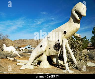 Die verlassenen Dinosaurierruinen aus Beton im Apple Valley, Kalifornien, sind ein faszinierender und unheimlicher Anblick. Diese Dinosaurier wurden in den 1970er Jahren von Lonnie Coffman für einen Minigolfplatz geschaffen, der nie fertiggestellt wurde. Stockfoto