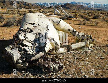 Die verlassenen Dinosaurierruinen aus Beton im Apple Valley, Kalifornien, sind ein faszinierender und unheimlicher Anblick. Diese Dinosaurier wurden in den 1970er Jahren von Lonnie Coffman für einen Minigolfplatz geschaffen, der nie fertiggestellt wurde. Stockfoto