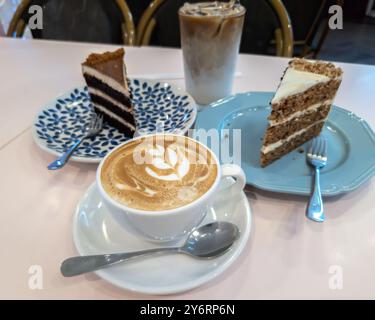 Cappuccino-Kaffee mit Kuchen auf dem Tisch zum Tee. Stockfoto