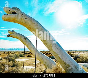 Die verlassenen Dinosaurierruinen aus Beton im Apple Valley, Kalifornien, sind ein faszinierender und unheimlicher Anblick. Diese Dinosaurier wurden in den 1970er Jahren von Lonnie Coffman für einen Minigolfplatz geschaffen, der nie fertiggestellt wurde. Stockfoto