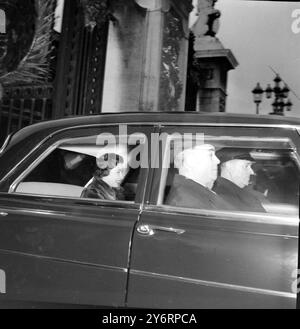 KÖNIGIN ELISABETH II. VERLÄSST BUCKINGHAM PALACE IN LONDON AM 23. FEBRUAR 1962 Stockfoto