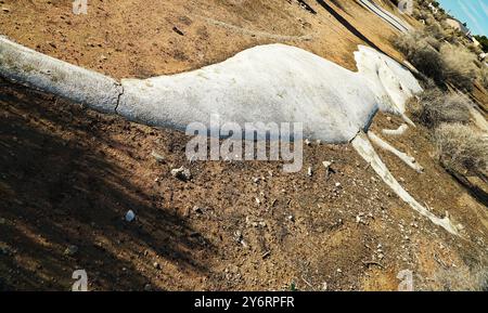 Die verlassenen Dinosaurierruinen aus Beton im Apple Valley, Kalifornien, sind ein faszinierender und unheimlicher Anblick. Diese Dinosaurier wurden in den 1970er Jahren von Lonnie Coffman für einen Minigolfplatz geschaffen, der nie fertiggestellt wurde. Stockfoto