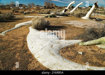 Die verlassenen Dinosaurierruinen aus Beton im Apple Valley, Kalifornien, sind ein faszinierender und unheimlicher Anblick. Diese Dinosaurier wurden in den 1970er Jahren von Lonnie Coffman für einen Minigolfplatz geschaffen, der nie fertiggestellt wurde. Stockfoto