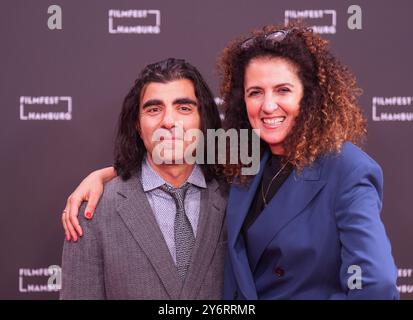 26. September 2024, Hamburg: Malika Rabahallah (r), Festivaldirektorin Filmfest Hamburg, steht mit Fatih Akin, Filmregisseur, Drehbuchautor und Produzent, auf dem roten Teppich vor dem Kino Cinemaxx vor der Eröffnung des 32. Filmfestes Hamburg. Das Filmfestival beginnt mit dem Film „Könige eines Sommers“. Die erste Ausgabe begann 1992 unter dem Motto „Filmfest für alle – überall in Hamburg“. Seitdem werden jährlich mehr als 120 nationale und internationale Spiel- und Dokumentarfilme gezeigt – zum ersten Mal unter der Leitung von Malika Rabahallah. Das Filmfestival W Stockfoto