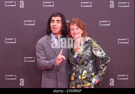 26. September 2024, Hamburg: Fatih Akin (l), Filmregisseur, Drehbuchautorin und Produzentin, steht mit der US-Amerikanerin Tricia Tuttle, neuer Regisseurin und Leiterin der Berlinale, vor der Eröffnung des 32. Hamburger Filmfestes vor dem Cinemaxx-Kino auf dem roten Teppich. Das Filmfestival beginnt mit dem Film „Könige eines Sommers“. Die erste Ausgabe begann 1992 unter dem Motto „Filmfest für alle – überall in Hamburg“. Seitdem werden jährlich mehr als 120 nationale und internationale Spiel- und Dokumentarfilme gezeigt – zum ersten Mal unter der Leitung von Malika Rabahallah. Th Stockfoto