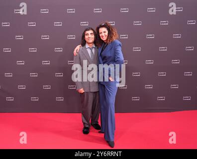 26. September 2024, Hamburg: Malika Rabahallah (r), Festivaldirektorin Filmfest Hamburg, steht mit Fatih Akin, Filmregisseur, Drehbuchautor und Produzent, auf dem roten Teppich vor dem Kino Cinemaxx vor der Eröffnung des 32. Filmfestes Hamburg. Das Filmfestival beginnt mit dem Film „Könige eines Sommers“. Die erste Ausgabe begann 1992 unter dem Motto „Filmfest für alle – überall in Hamburg“. Seitdem werden jährlich mehr als 120 nationale und internationale Spiel- und Dokumentarfilme gezeigt – zum ersten Mal unter der Leitung von Malika Rabahallah. Das Filmfestival W Stockfoto