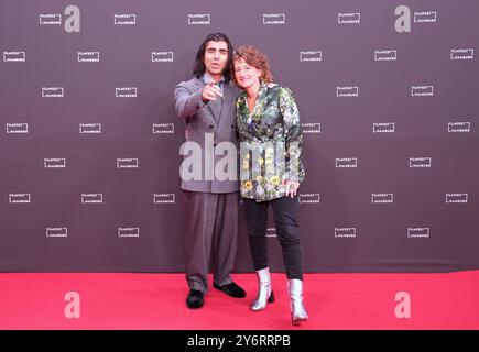 26. September 2024, Hamburg: Fatih Akin (l), Filmregisseur, Drehbuchautorin und Produzentin, steht mit der US-Amerikanerin Tricia Tuttle, neuer Regisseurin und Leiterin der Berlinale, vor der Eröffnung des 32. Hamburger Filmfestes vor dem Cinemaxx-Kino auf dem roten Teppich. Das Filmfestival beginnt mit dem Film „Könige eines Sommers“. Die erste Ausgabe begann 1992 unter dem Motto „Filmfest für alle – überall in Hamburg“. Seitdem werden jährlich mehr als 120 nationale und internationale Spiel- und Dokumentarfilme gezeigt – zum ersten Mal unter der Leitung von Malika Rabahallah. Th Stockfoto