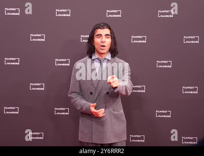 26. September 2024, Hamburg: Fatih Akin, Filmregisseur, Drehbuchautor und Produzent, steht auf dem roten Teppich vor dem Kino Cinemaxx vor der Eröffnung der 32. Hamburger Filmfestspiele. Das Filmfestival beginnt mit dem Film „Könige eines Sommers“. Die erste Ausgabe begann 1992 unter dem Motto „Filmfest für alle – überall in Hamburg“. Seitdem werden jährlich mehr als 120 nationale und internationale Spiel- und Dokumentarfilme gezeigt – zum ersten Mal unter der Leitung von Malika Rabahallah. Das Filmfestival findet vom 26. September bis 5. Oktober 2024 statt. Foto: Stockfoto