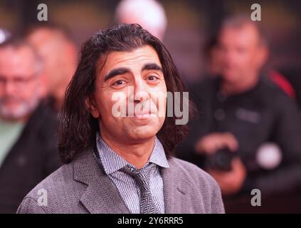 26. September 2024, Hamburg: Fatih Akin, Filmregisseur, Drehbuchautor und Produzent, spaziert vor dem Kino Cinemaxx vor der Eröffnung der 32. Hamburger Filmfestspiele auf dem roten Teppich. Das Filmfestival beginnt mit dem Film „Könige eines Sommers“. Die erste Ausgabe begann 1992 unter dem Motto „Filmfest für alle – überall in Hamburg“. Seitdem werden jährlich mehr als 120 nationale und internationale Spiel- und Dokumentarfilme gezeigt – zum ersten Mal unter der Leitung von Malika Rabahallah. Das Filmfestival findet vom 26. September bis 5. Oktober 2024 statt. Foto: März Stockfoto