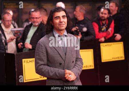 26. September 2024, Hamburg: Fatih Akin, Filmregisseur, Drehbuchautor und Produzent, spaziert vor dem Kino Cinemaxx vor der Eröffnung der 32. Hamburger Filmfestspiele auf dem roten Teppich. Das Filmfestival beginnt mit dem Film „Könige eines Sommers“. Die erste Ausgabe begann 1992 unter dem Motto „Filmfest für alle – überall in Hamburg“. Seitdem werden jährlich mehr als 120 nationale und internationale Spiel- und Dokumentarfilme gezeigt – zum ersten Mal unter der Leitung von Malika Rabahallah. Das Filmfestival findet vom 26. September bis 5. Oktober 2024 statt. Foto: März Stockfoto