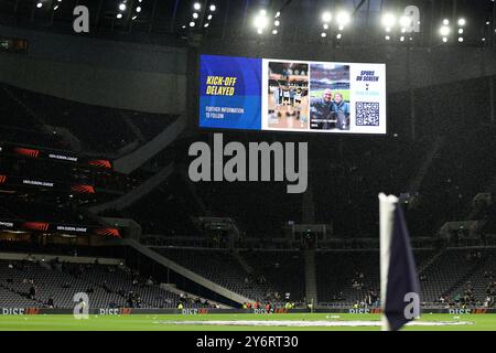 London, Großbritannien. September 2024. Ankündigung auf der Großbildleinwand, dass das Spiel während des Spiels der UEFA Europa League im Tottenham Hotspur Stadium in London verzögert wird. Der Bildnachweis sollte lauten: Paul Terry/Sportimage Credit: Sportimage Ltd/Alamy Live News Stockfoto