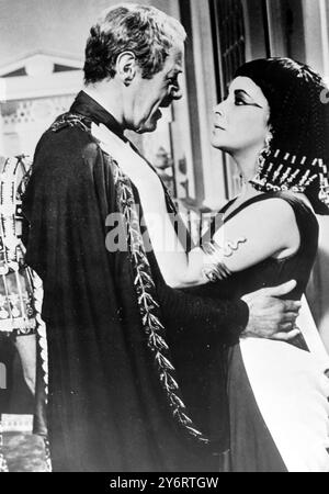 REX HARRISON UND ELIZABETH TAYLOR FILMEN CLEOPATRA / 17. FEBRUAR 1962 Stockfoto