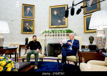 Washington, Usa. September 2024. Präsident Joe Biden (R) trifft sich am Donnerstag, den 26. September 2024, im Oval Office des Weißen Hauses in Washington, DC, mit dem ukrainischen Präsidenten Wolodymyr Zelensky. Biden kündigte am Donnerstag Militärhilfe in Höhe von 2,4 Milliarden Dollar für die Ukraine an und plant, ein Treffen der wichtigsten Verbündeten auf Führungsebene einzuberufen, um zusätzliche Unterstützung zu koordinieren, wenn er nächsten Monat Deutschland besucht. Foto: Al Drago/UPI Credit: UPI/Alamy Live News Stockfoto