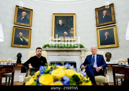 Washington, Usa. September 2024. Präsident Joe Biden (R) trifft sich am Donnerstag, den 26. September 2024, im Oval Office des Weißen Hauses in Washington, DC, mit dem ukrainischen Präsidenten Wolodymyr Zelensky. Biden kündigte am Donnerstag Militärhilfe in Höhe von 2,4 Milliarden Dollar für die Ukraine an und plant, ein Treffen der wichtigsten Verbündeten auf Führungsebene einzuberufen, um zusätzliche Unterstützung zu koordinieren, wenn er nächsten Monat Deutschland besucht. Foto: Al Drago/UPI Credit: UPI/Alamy Live News Stockfoto