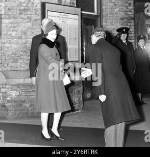 KÖNIGIN ELISABETH II. AM BAHNHOF LIVERPOOL STREET IN LONDON 15. FEBRUAR 1962 Stockfoto