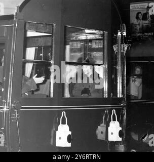 KÖNIGIN ELIZABETH II. HÖRT BEECHING DR AM 15. FEBRUAR 1962 IN LONDON Stockfoto