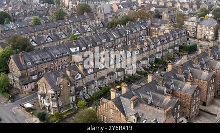 Panoramablick auf exklusive vierstöckige viktorianische Stadthäuser in einer exklusiven Gegend einer britischen Stadt namens Millionaire's Row mit Kopierraum Stockfoto