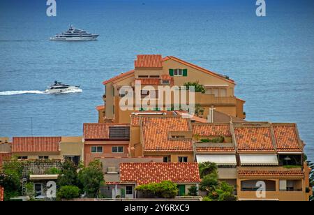 Hotel mit Blick auf das Meer in Monte Carlo, Monaco, französische Riviera, während Luxusyachten in der Ferne vorbeisegeln. Stockfoto