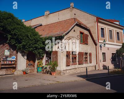 Perchtoldsdorf, Österreich - 22. JULI 2023. Historische Altstadt mit befestigtem Turm, erbaut im 15. Und 16. Jahrhundert. Stadt Perchtoldsdorf, Moedling di Stockfoto