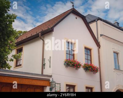 Perchtoldsdorf, Österreich - 22. JULI 2023. Historische Altstadt mit befestigtem Turm, erbaut im 15. Und 16. Jahrhundert. Stadt Perchtoldsdorf, Moedling di Stockfoto