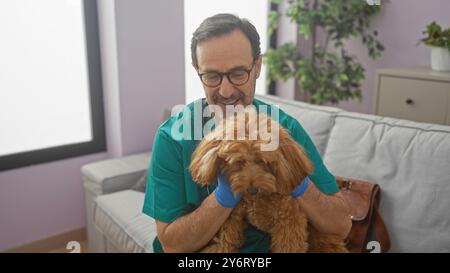 Ein hispanischer Mann mittleren Alters, der in einem Wohnzimmer einen Pudel kuschelt und Wärme und Pflege vermittelt. Stockfoto