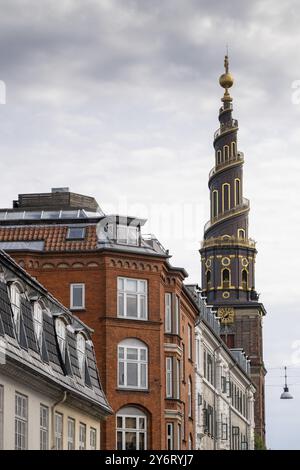 Historische Häuser, Korkenzieher-Turm der Evangelisch-lutherischen Erlöserkirche, vor Frelsers Kirke, Christianshavn, Kopenhagen, den Stockfoto