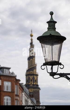 Alte Straßenlaterne, Korkenzieher-Turm der Evangelisch-lutherischen Erlöserkirche, vor Frelsers Kirke, Christianshavn, Kopenhagen, den Stockfoto