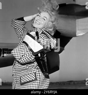 5. FEBRUAR 1962 MARIAN COLLINS AM FLUGHAFEN LONDON, ENGLAND. REISEN SIE NACH PARIS FÜR EINEN URLAUB NACH ZEHN WOCHEN IN DER HAUPTROLLE „TSCHÜSS BIRDIE“, UND NACH IHRER RÜCKKEHR BEGINNT SIE MIT DEN DREHARBEITEN IN „CARRY ON CRUISING“. Stockfoto