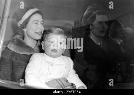 KÖNIGIN ELISABETH II. MIT SOHN PRINZ ANDREW 2. FEBRUAR 1962 Stockfoto