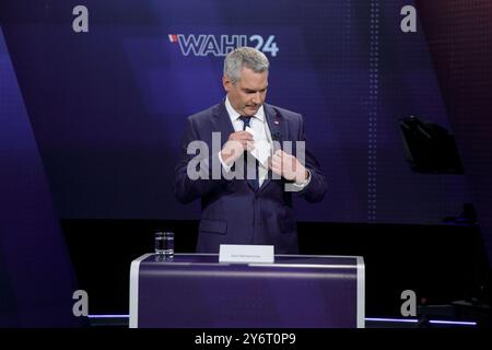 Wien, Österreich. September 2024. ÖSTERREICH; WIEN; 20240926; Bundeskanzler Karl Nehammer (OeVP) vor Beginn der Diskussionsrunde der Spitzenkandidaten für die bevorstehenden Nationalratswahlen am 29. September 2024 im ORF-Studio in Wien. /// ÖSTERREICH; WIEN; 20240926; Bundeskanzler Karl Nehammer (ÖVP) vor dem Beginn der Diskusionrunde der Spitzenkandidaten für die kommende Nationalratswahl am 29. September im ORF Studio in Wien am 26. September 2024. - 20240926 PD10480 Credit: APA-PictureDesk/Alamy Live News Stockfoto