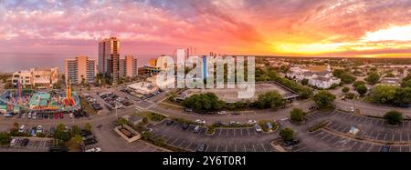 Hochhaushotels und Strandurlaubsanlagen säumen die Küste von Carolina am Atlantik in Myrtle Beach, beliebt im Sommer farbenfroher Himmel Stockfoto