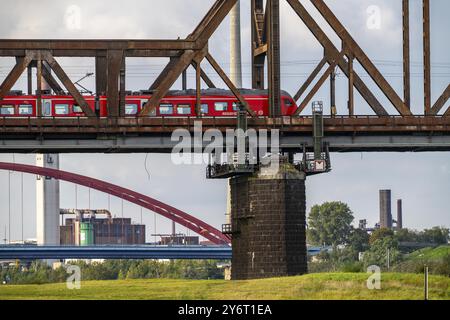 Die Eisenbahnbrücke Duisburg-Hochfeld-Rheinhausen, über den Rhein, Regionalzüge und viele Güterzüge überqueren hier den Rhein, ab 1950 Stahlfachwerk b Stockfoto