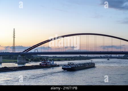 Die Solidaritätsbrücke, die längste Brücke Deutschlands, über den Rhein von Duisburg-Hochfeld nach DU-Rheinhausen, ist die Straßenbrücke baufällig Stockfoto