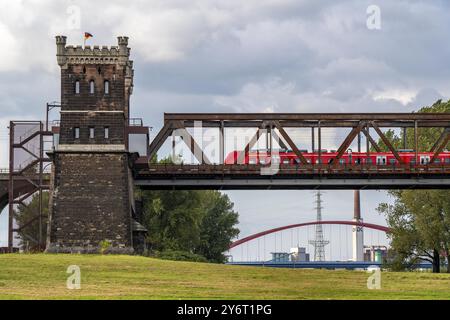 Die Eisenbahnbrücke Duisburg-Hochfeld-Rheinhausen, über den Rhein, Regionalzüge und viele Güterzüge überqueren hier den Rhein, ab 1950 Stahlfachwerk b Stockfoto