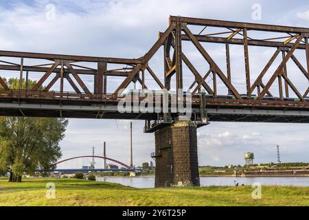 Die Eisenbahnbrücke Duisburg-Hochfeld-Rheinhausen, über den Rhein, Regionalzüge und viele Güterzüge überqueren hier den Rhein, ab 1950 Stahlfachwerk b Stockfoto