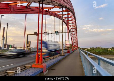 Die Solidaritätsbrücke, die längste Brücke Deutschlands, über den Rhein von Duisburg-Hochfeld nach DU-Rheinhausen, ist die Straßenbrücke baufällig Stockfoto