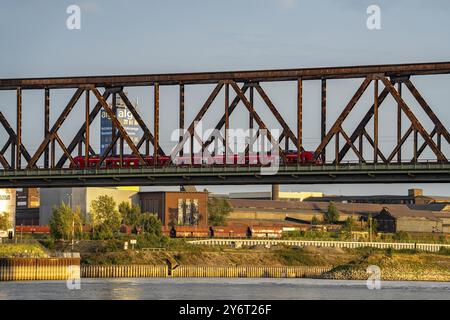 Die Eisenbahnbrücke Duisburg-Hochfeld-Rheinhausen, über den Rhein, Regionalzüge und viele Güterzüge überqueren hier den Rhein, ab 1950 Stahlfachwerk b Stockfoto