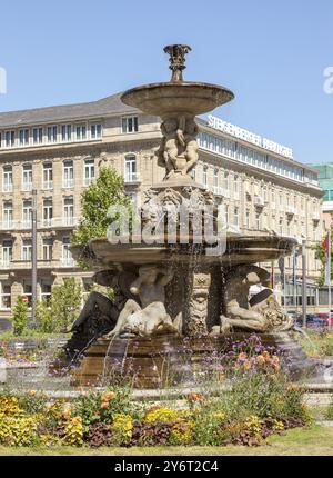 Schalenbrunnen von Leo Muesch wurde 1882 auf dem Corneliusplatz vor dem Steigenberger Parkhotel in Düsseldorf gegründet Stockfoto