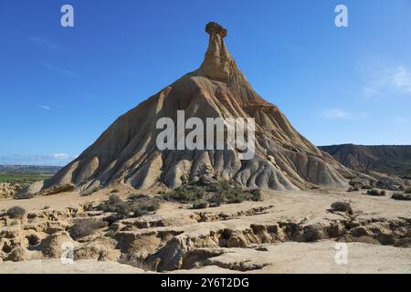 Ein großer Felsen erhebt sich aus einer Sandwüste unter einem klaren blauen Himmel, Castildetierra, Bardenas Reales Natural Park, Wüste, Halbwüste, Navarra, Nafarroa Stockfoto