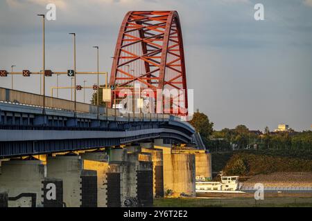 Die Solidaritätsbrücke, die längste Brücke Deutschlands, über den Rhein von Duisburg-Hochfeld nach DU-Rheinhausen, ist die Straßenbrücke baufällig Stockfoto