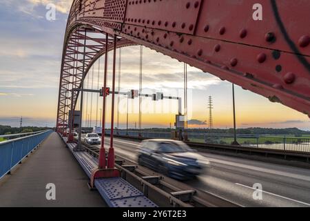 Die Solidaritätsbrücke, die längste Brücke Deutschlands, über den Rhein von Duisburg-Hochfeld nach DU-Rheinhausen, ist die Straßenbrücke baufällig Stockfoto