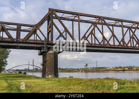 Die Eisenbahnbrücke Duisburg-Hochfeld-Rheinhausen, über den Rhein, Regionalzüge und viele Güterzüge überqueren hier den Rhein, ab 1950 Stahlfachwerk b Stockfoto