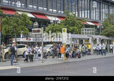 Bushaltestelle, wartende Leute, Bahnhof Zoo, Hardenbergplatz, Charlottenburg, Berlin, Deutschland, Europa Stockfoto